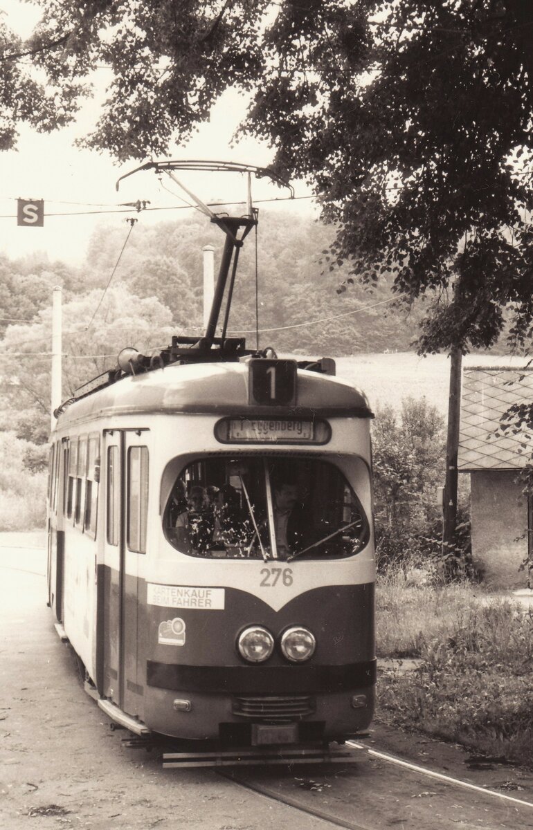 Scan vom SW - Negativ: Der noch mit Doppelscheinwerfern ausgerüstete Tw. 276 (SGP-Graz 1965) verläßt am 30.06.1984 die alte Schleife Mariatrost. Dieser Wagen wurde 1996 unter Verwendung des Mittelteils des ex. Wuppertaler Tw.560 zum Achtachser erweitert und verkehrte fortan mit der neuen Nummer 582. Im Jahr 2014 wurde er schließlich aus dem Verkehr gezogen und an den rumänischen Straßenbahnbetrieb Braila verkauft.