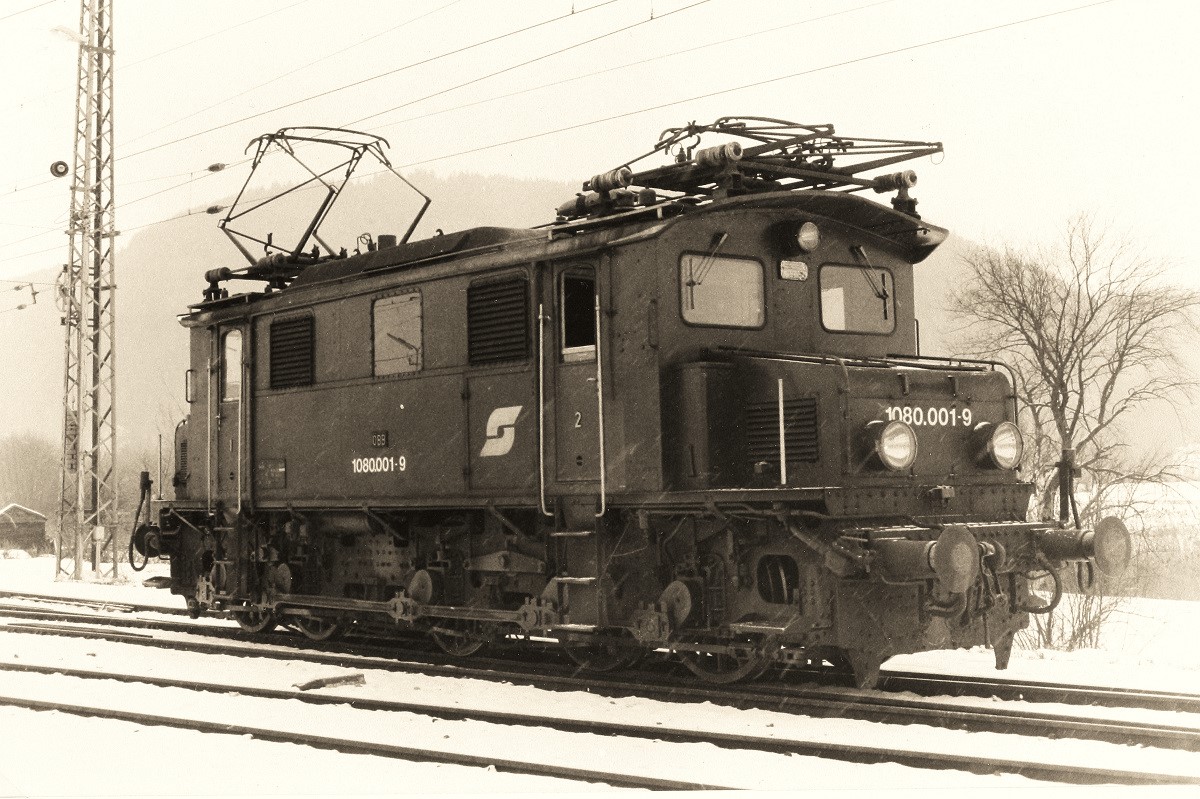 Scan vom SW - Negativ: Die 1080 001-9 hatte erst vor kurzer Zeit ihre neue Computernummer erhalten und konnte beim Verschub in Stainach-Irdning festgehalten werden. (02.01.1986)