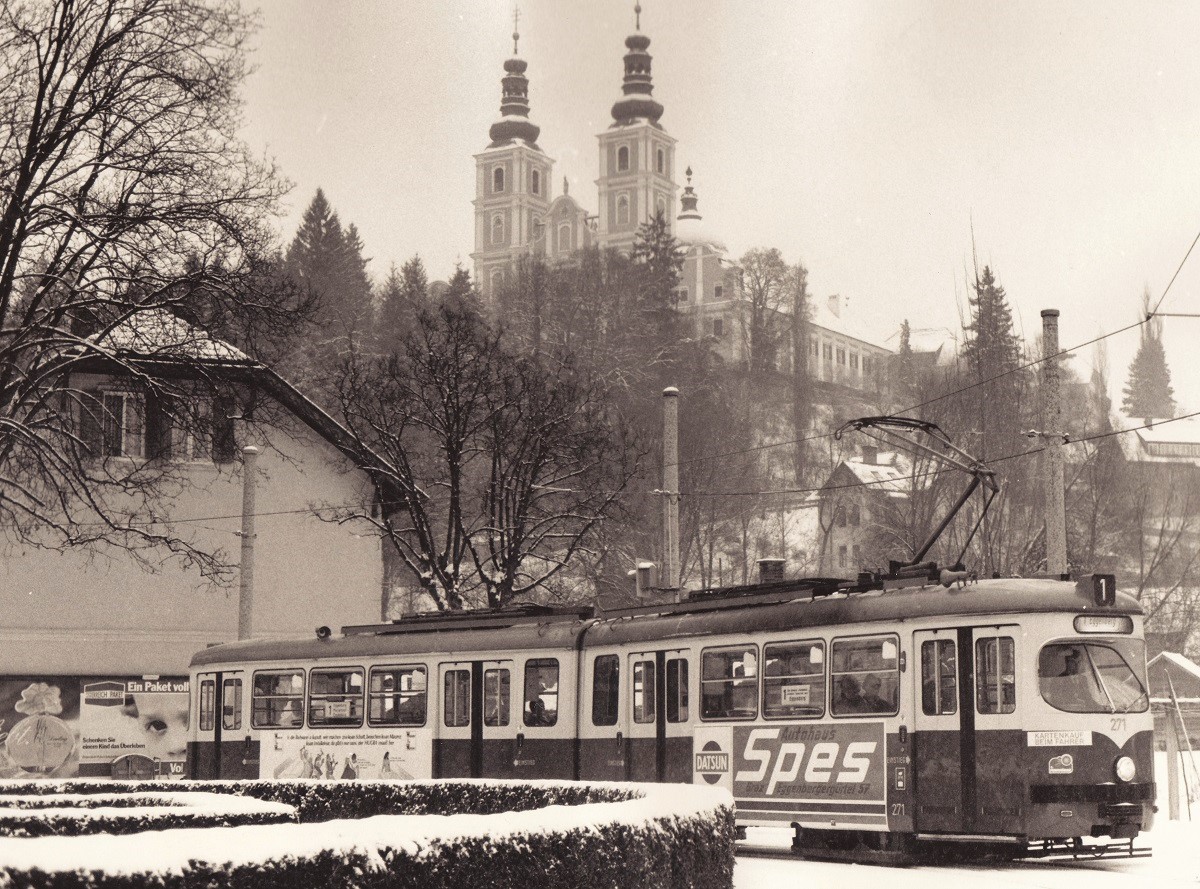 Scan vom SW - Negativ: der erst kurze Zeit zuvor von Doppel- auf Einfachscheinwerfer umgebaute Tw.271 verläßt die Endstelle Mariatrost, im Hintergrund erhebt sich die gleichnamige Basilika. (30.12.1985)