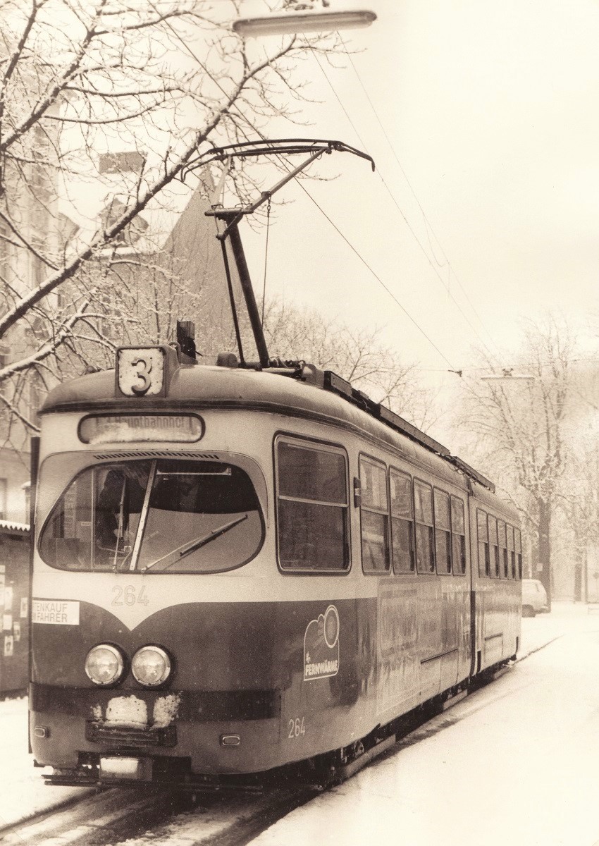 Scan vom SW - Negativ: Tw.264 wartet in der Endstelle Krenngasse seine Ausgleichszeit ab. (29.01.1984)