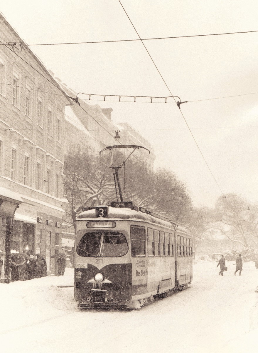 Scan vom SW - Negativ: Tw.271 als Linie 3 in der Herrengasse auf der Fahrt Richtung Hauptplatz. (10.02.1986)