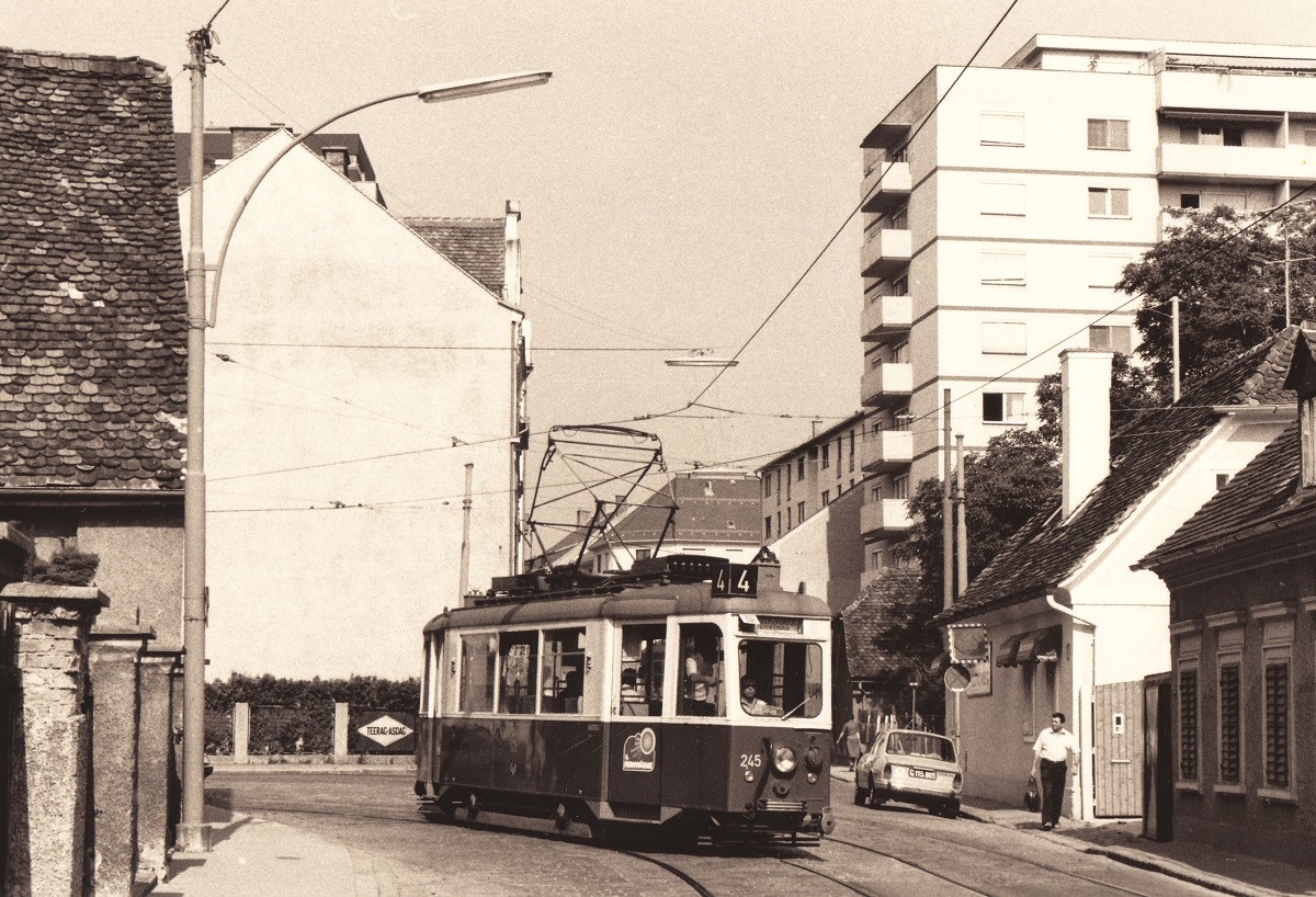 Scan vom SW - Negativ: Wegen Gleisbauarbeiten verkehrte die Linie 4 in den Sommerferien 1984 nur im Teilabschnitt Carnerigasse - Messeplatz mit Solotriebwagen. Am 31.07.1984 biegt der aus der Theodor Körner Straße kommende Tw.245 in die Langegasse ein.