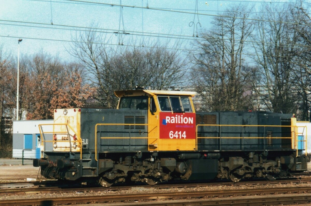 Scanbild von 6414 mit damals neue RaiLioN-Aufkleber, abgestellt in Sittard am 28 Juli 2003.