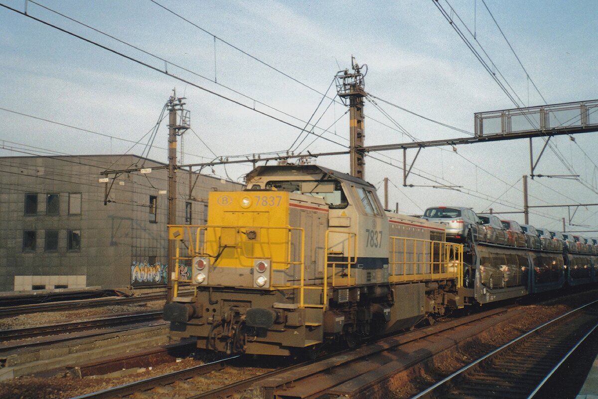 Scanbild: am 10 Juni 2006 schleppt 7837 ein PKW-Zug durch Antwerpen-Berchem.