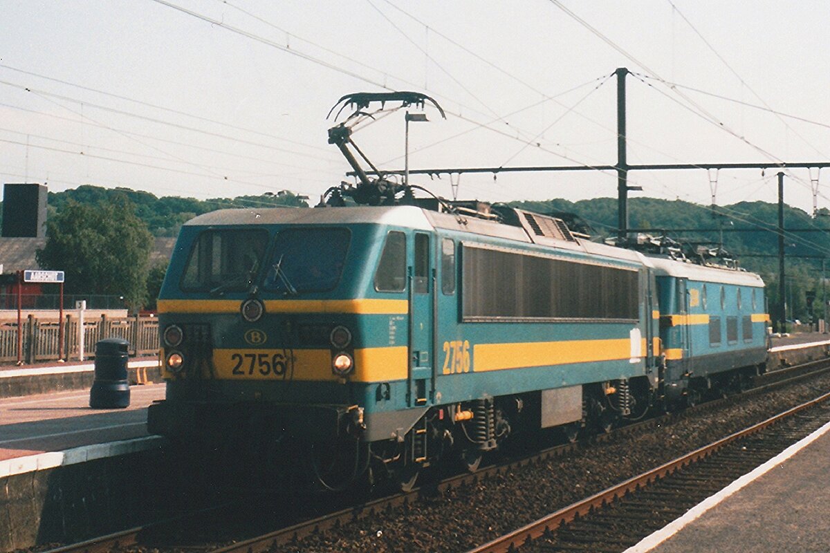 Scanbild: am 2 Augustus 1997 zieht NMBS 2756 ein HLE23er durch Aarschot nach Antwerpen. Beide Baureihen sind leider von die Belgische Gleise verschwunden.