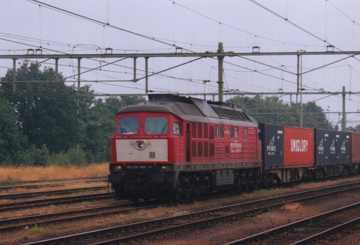 Scanbild: Am 23 Jänner 2003 wartet RaiLioN 232 908 mit deren Containerzug in Nijmegen auf die Weiterfahrt.