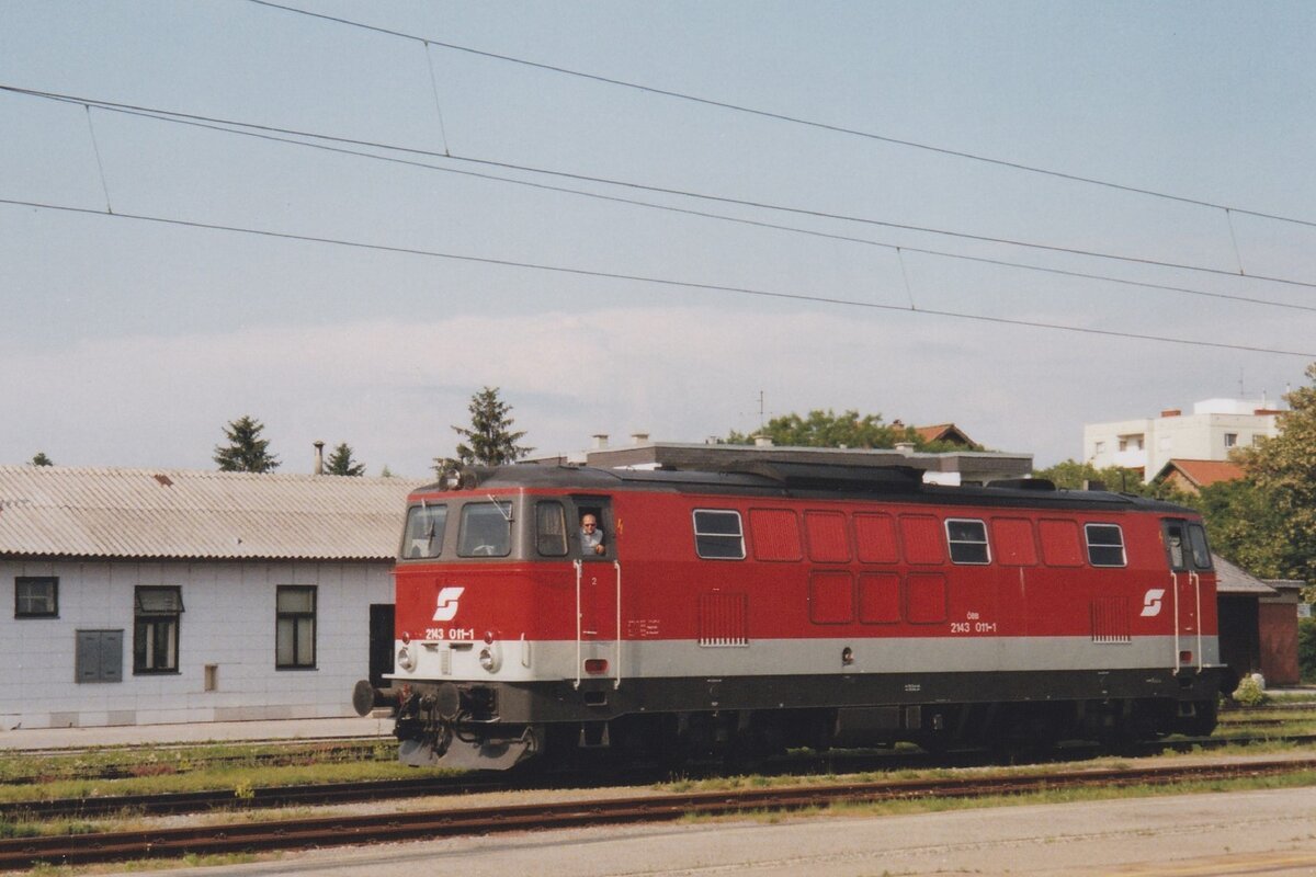 Scanbild: am 23 Mai 2002 macht ÖBB 2143 011 pause in Bruck-an-der-Leitha.
