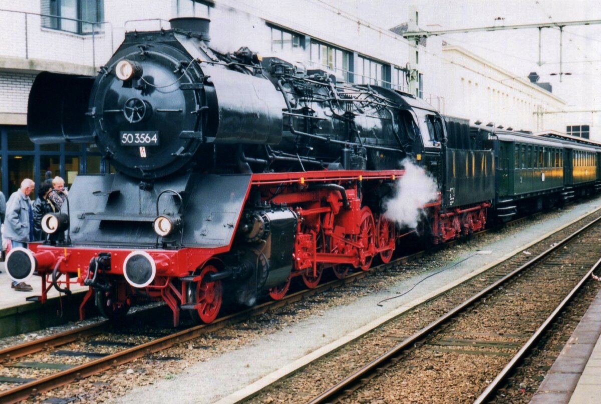 Scanbild: Am 25 November 1999 steht VSM 50 3564 mit ein Sonderzug in Alkmaar. Leider spielte das wetter nicht ganz mit.