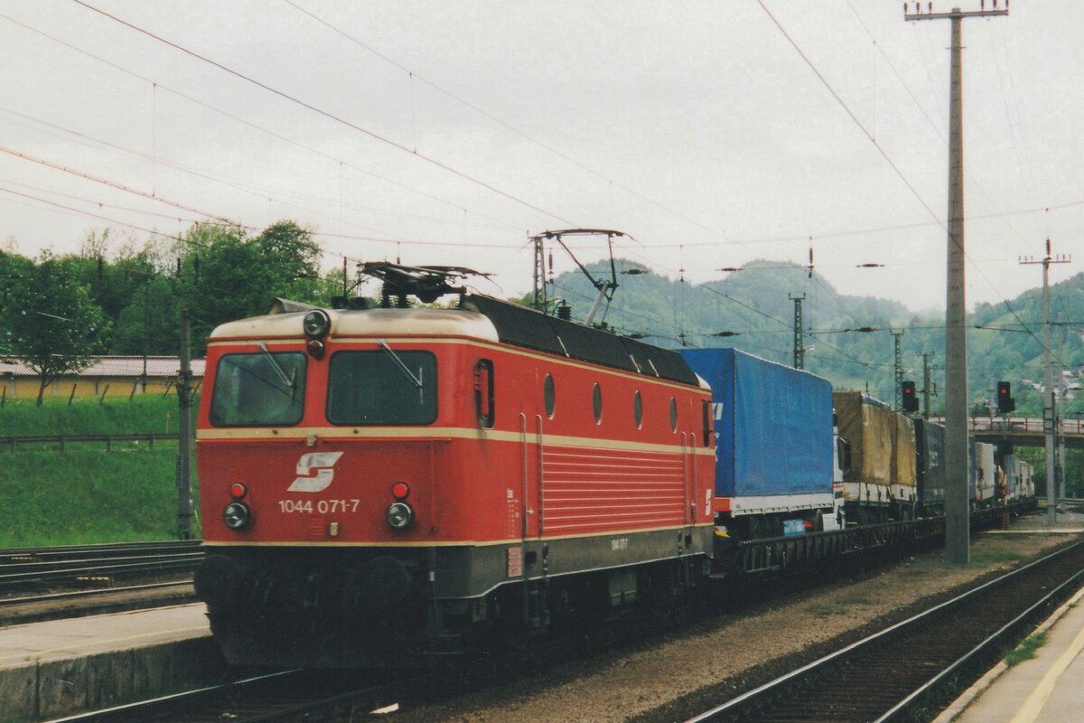 Scanbild: am 29 Mai 2004 schiebt 1044 071 ein KLV aus Schwarzach Sankt-Veit.