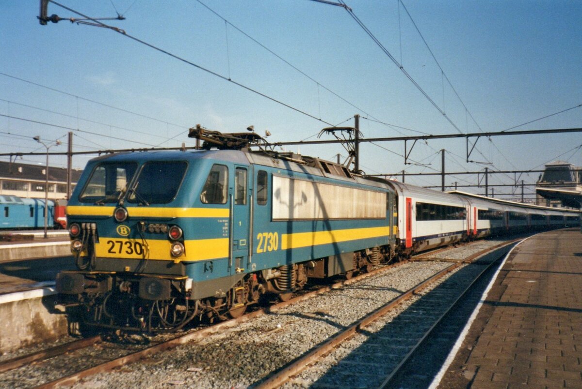 Scanbild: Am 8 Augustus 1999 steht NMBS 2730 in Oostende mit der Internationalzug nach Köln über Bruxelles-Midi, Lüttich und Aachen.