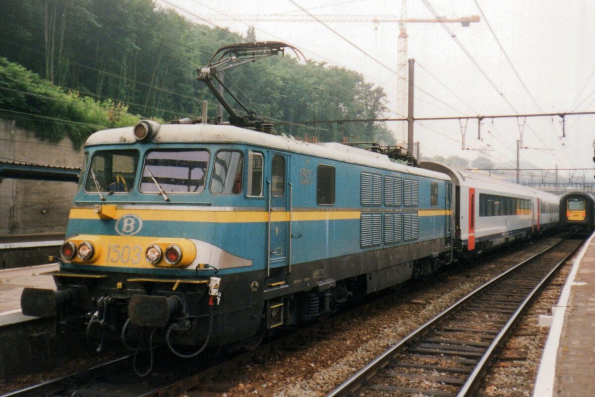 Scanbild: Am Abend von 10 September 1999 steht SNCB 1503 mit ein IC nach Eupen in Lüttich-Guillemins.