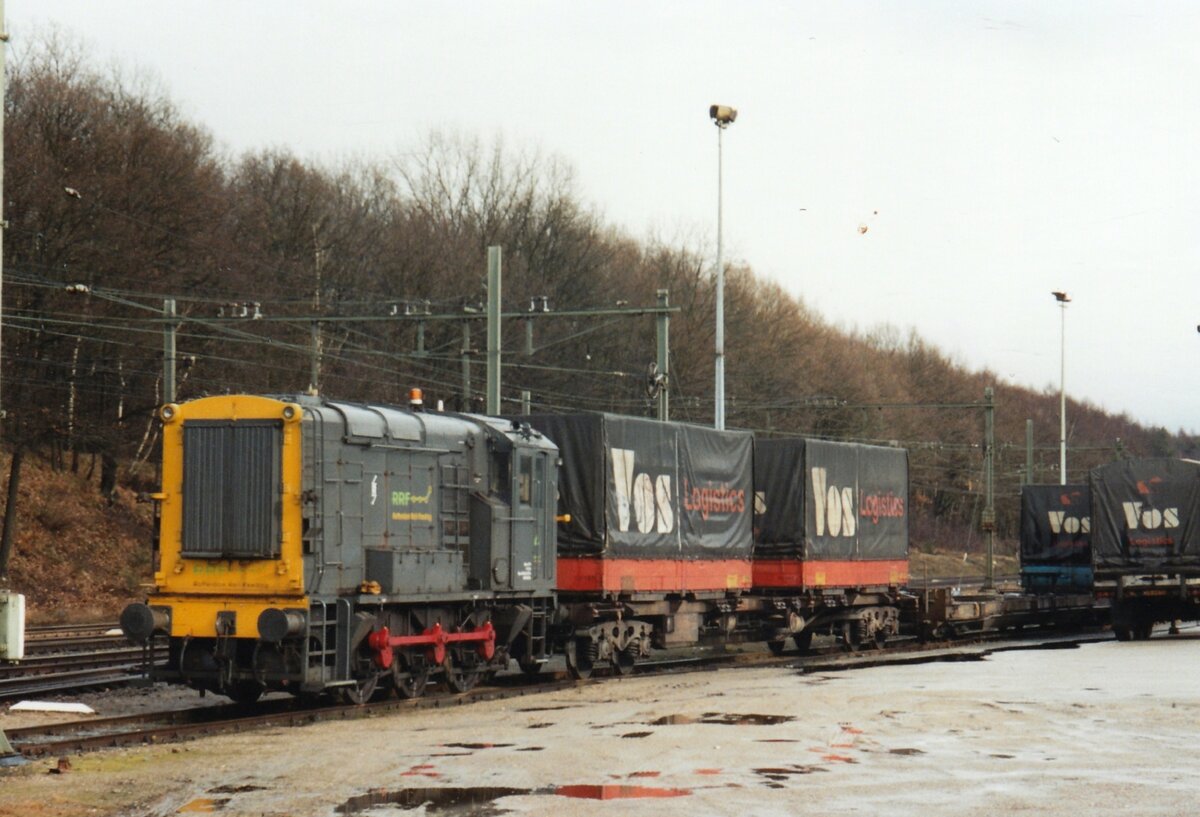 Scanbild aus der Vergangenheit: RRF-4 rangiert ein VOS-KLV in Ede-Wageningen am 23 April 2001. RRF-4, die VOS-Sattelaufleger und das HuPaC-Rangierbahnhoflein in Ede-wageningen sind Vergangenheit.