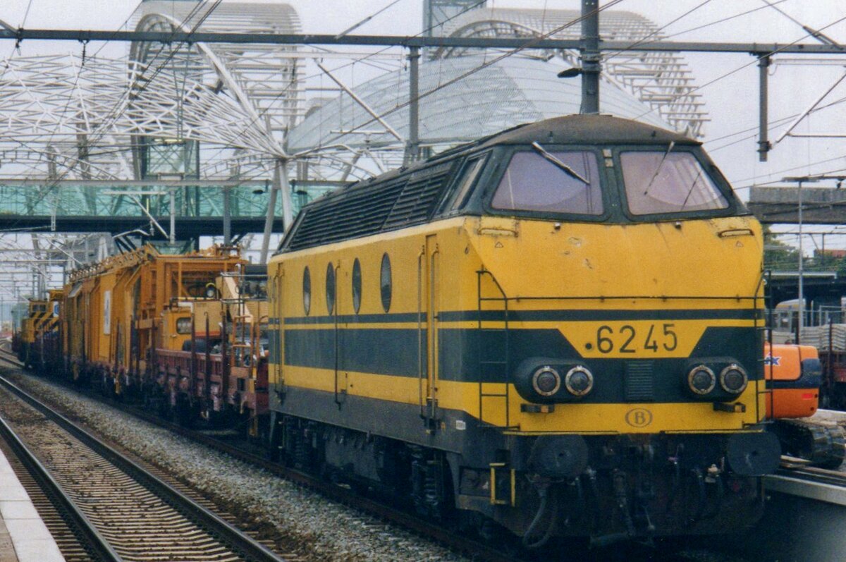 Scanbild: Gleisbauzug mit 6245 steht am 17 Juli 2000 in Leuven Centraal.