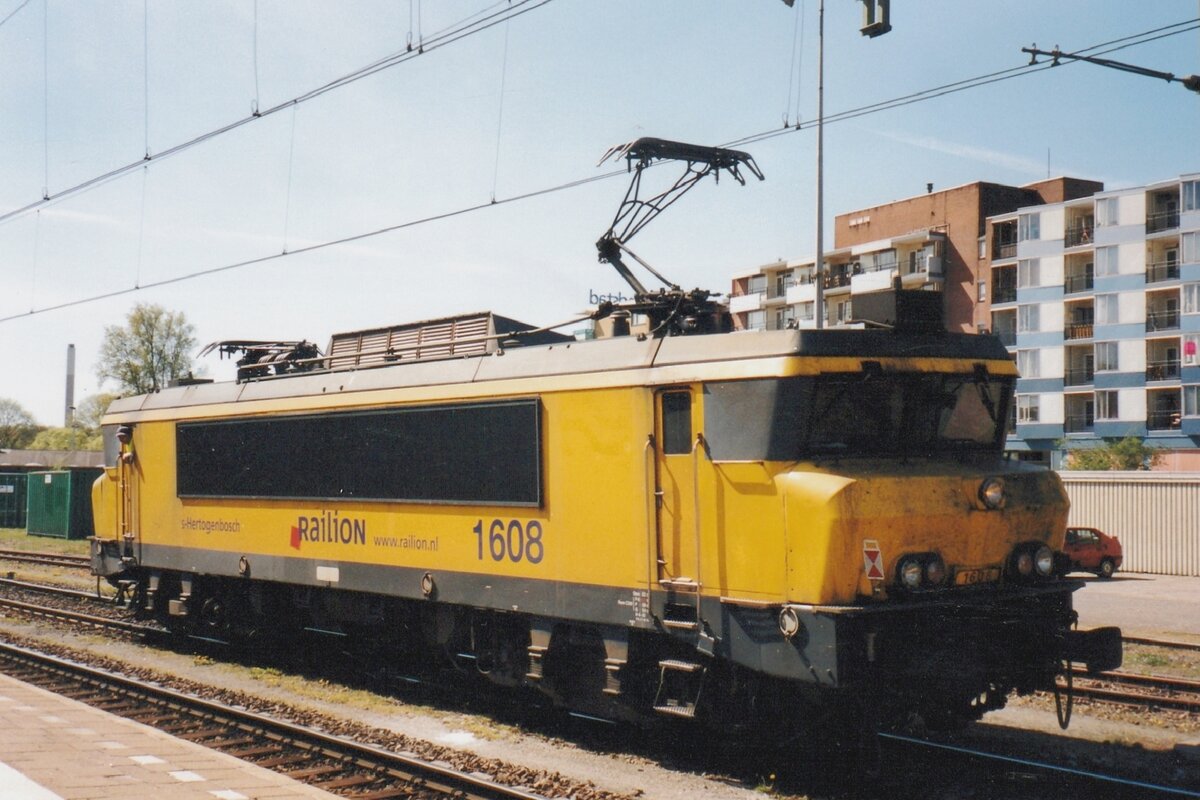 Scanbild mit Schattenspiel: Railion 1608 steht am 5 Juli 2003 in Beverwijk.