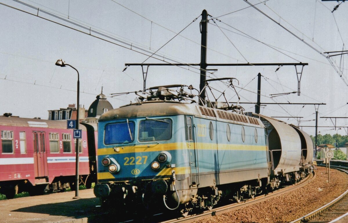 Scanbild von NMBS 2227 mit Staubzug beim durchfahren von Antwerpen-Dam am 16 Mai 2002.