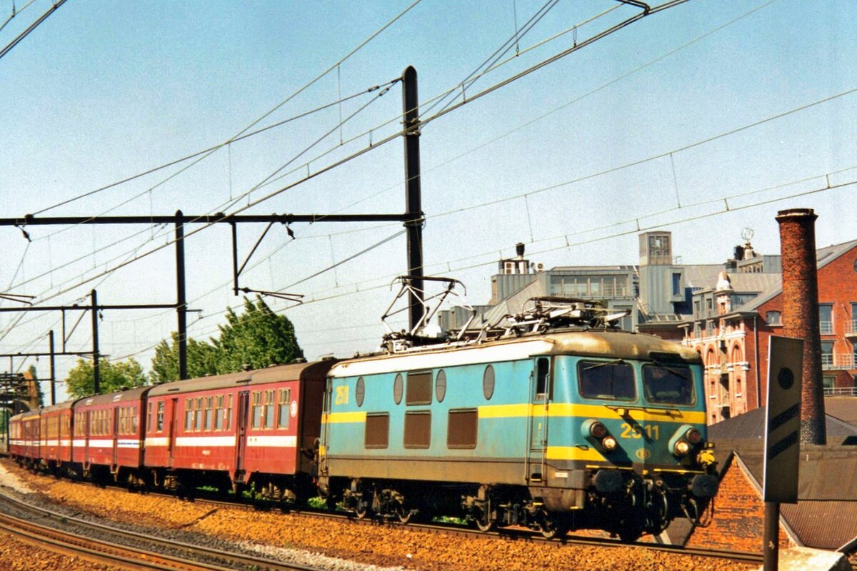 Scanbild: NMBS 2511 hällt am 15 Mai 2002 mit ein Spitzverkehrszug in Antwerpen-Dam.