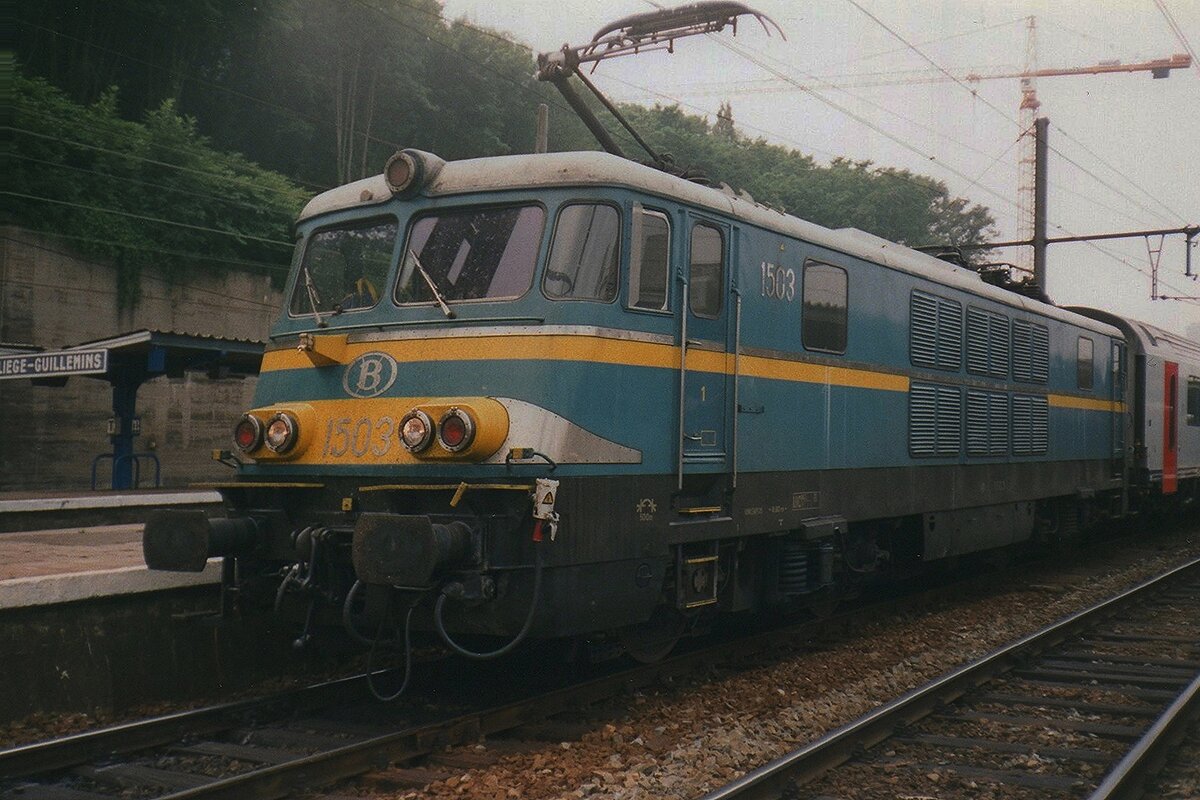 Scanbild von NMBS/SNCB 1503 in L�ttich-Guillemins am 13 Juli 1999. Die in f�nf St�ck gelieferte 15er wurden bis 1988 vor TEE und EC Z�ge zwischen Belgien, Frankreich und die Niederlande eingesetzt und hatten f�r die drei L�nder die verschiedene Systempantografen und waren die erste Reihe Belgische Mehrsystemloks. Mit der Indienststellung der reihen 13 und 18 und der Aufstieg des Thalys Hochgeschwindigkeitsverkehr wurde das Zeitalter der von die Belgische Mehrsystembaureihen 15, 16 und 18 (Alsthom)  Starz�ge ab 1996 beendet.