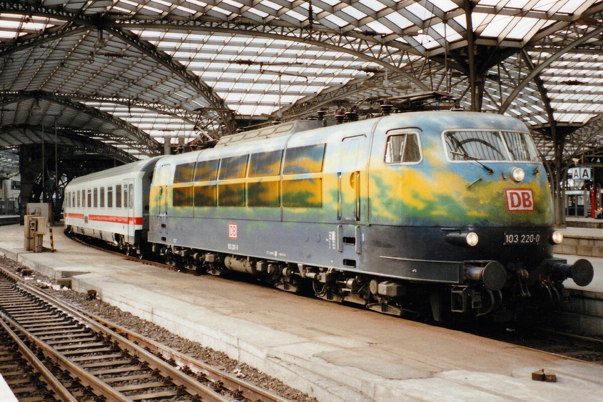 Scanbild: Parediesvogel 103 220 steht mit IC 701 nach Hamburg-Altona in Köln Hbf am 13 April 2001.