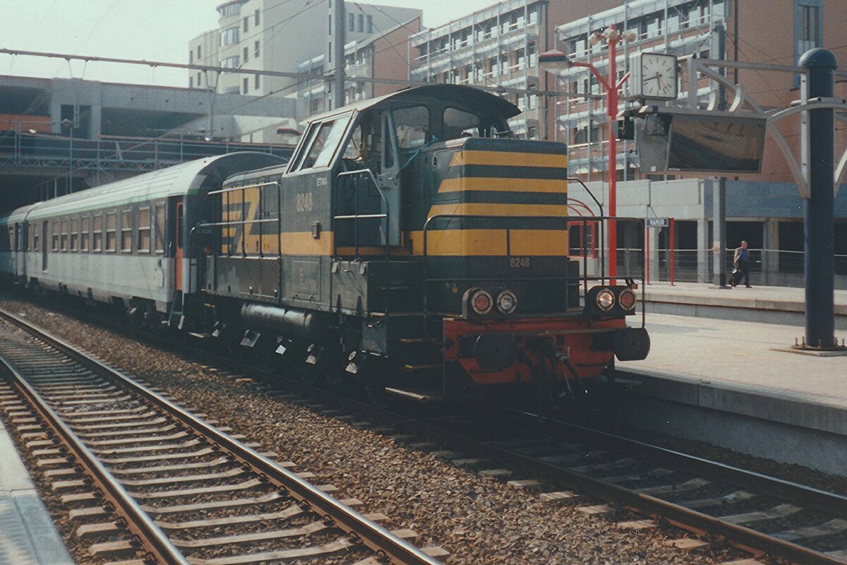 Scanbild von SNCB 8248 in Namur, rangierend mit SNCF CoRail Wagen am 3 Augustus 1997.