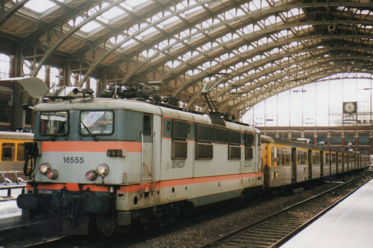 Scanbild von SNCF 16555 mit TER nach Arras in Lille-Flandres am 14 September 2004