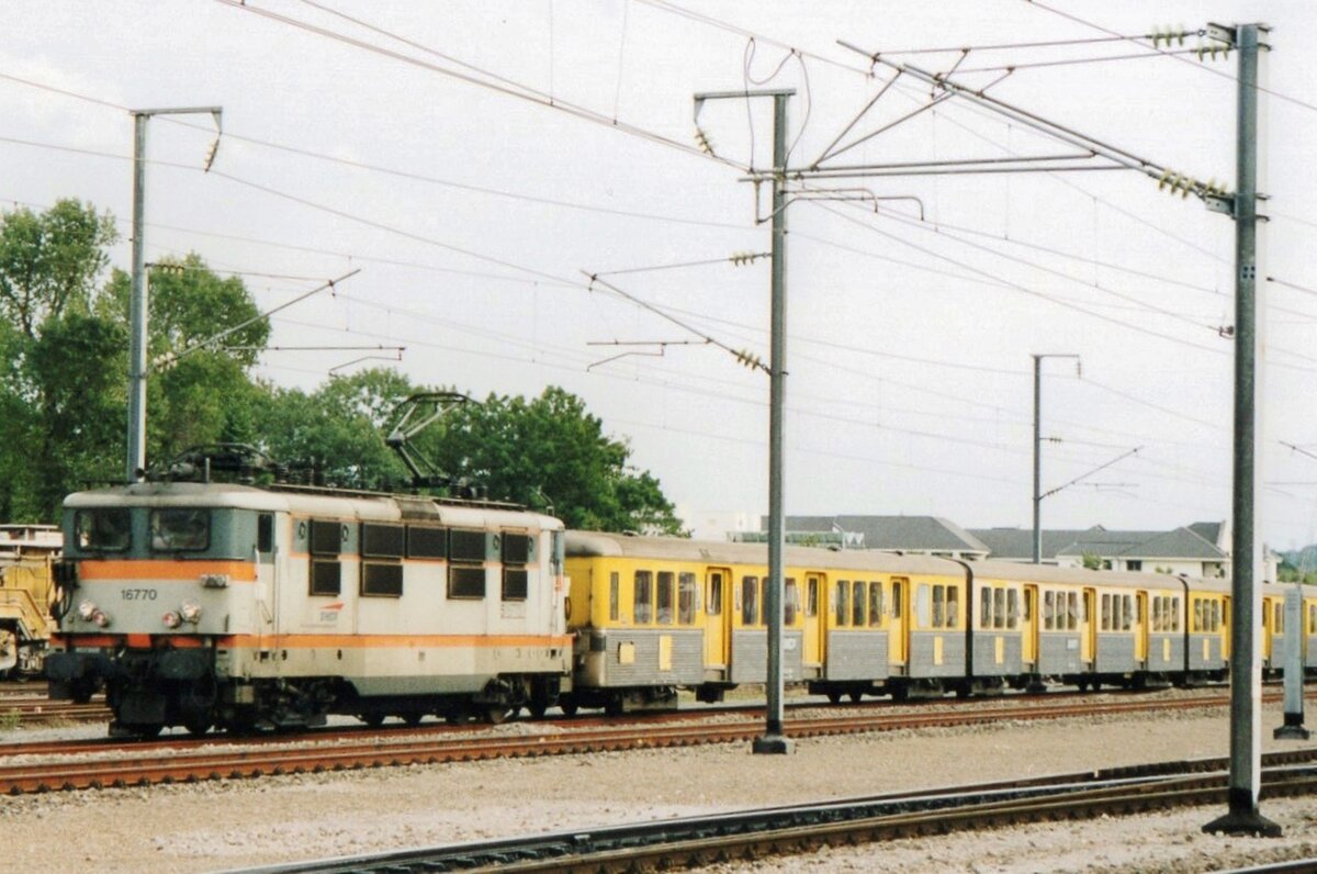 Scanbild von SNCF 16770 mit ein TER durch Bettembourg aus Metz-Ville am 19 Mai 2004.