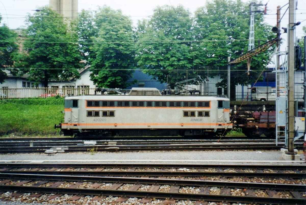 Scanbild von SNCF 20209 bein durchfahren von Basel SBB am 1 Augustus 2000.