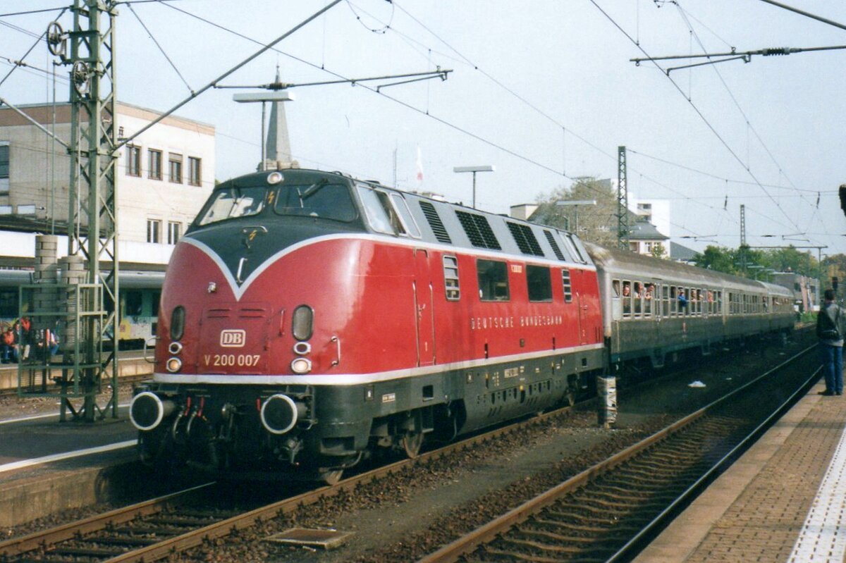 Scanbild: V 200 007 verlässt Limburg (Lahn) mit ein Sonderzug am 2 Oktober 2002.