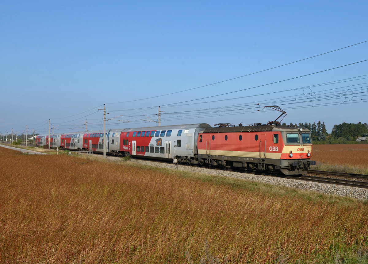  Schachbrett  1144 092 war am 27. Oktober mit dem R 2333 nach Payerbach-Reichenau unterwegs, und wurde von mir in Theresienfeld an der Südbahn fotografiert.