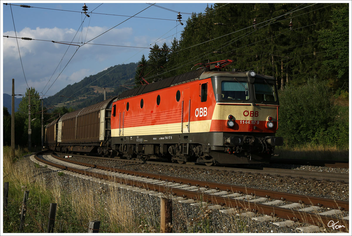 Schachbrett 1144 117 fhrt mit DG 55507 (Zur - Ve) in den Bahnhof Scheifling ein.  
22.8.2013