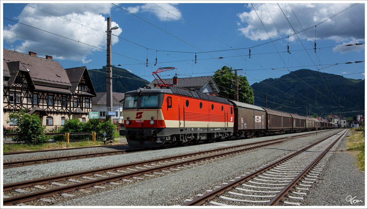 Schachbrett 1144 117 steht mit dem Güterzug 56565 im Bahnhof Leoben Göss. 
5_6_2014