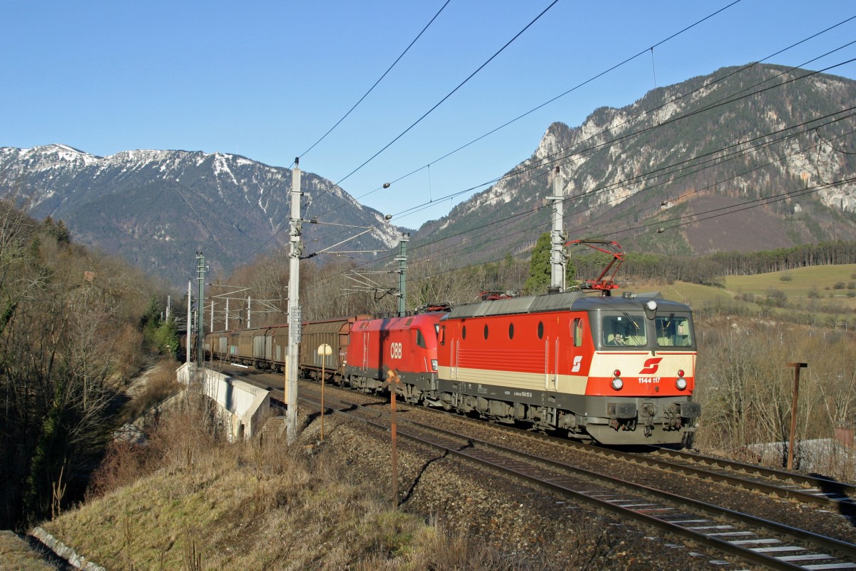 Schachbrett - 1144.117 im Vorspanndienst am Semmering mit einer 1116 am G-46749 am Payerbachgraben-Viadukt. 30.1.16