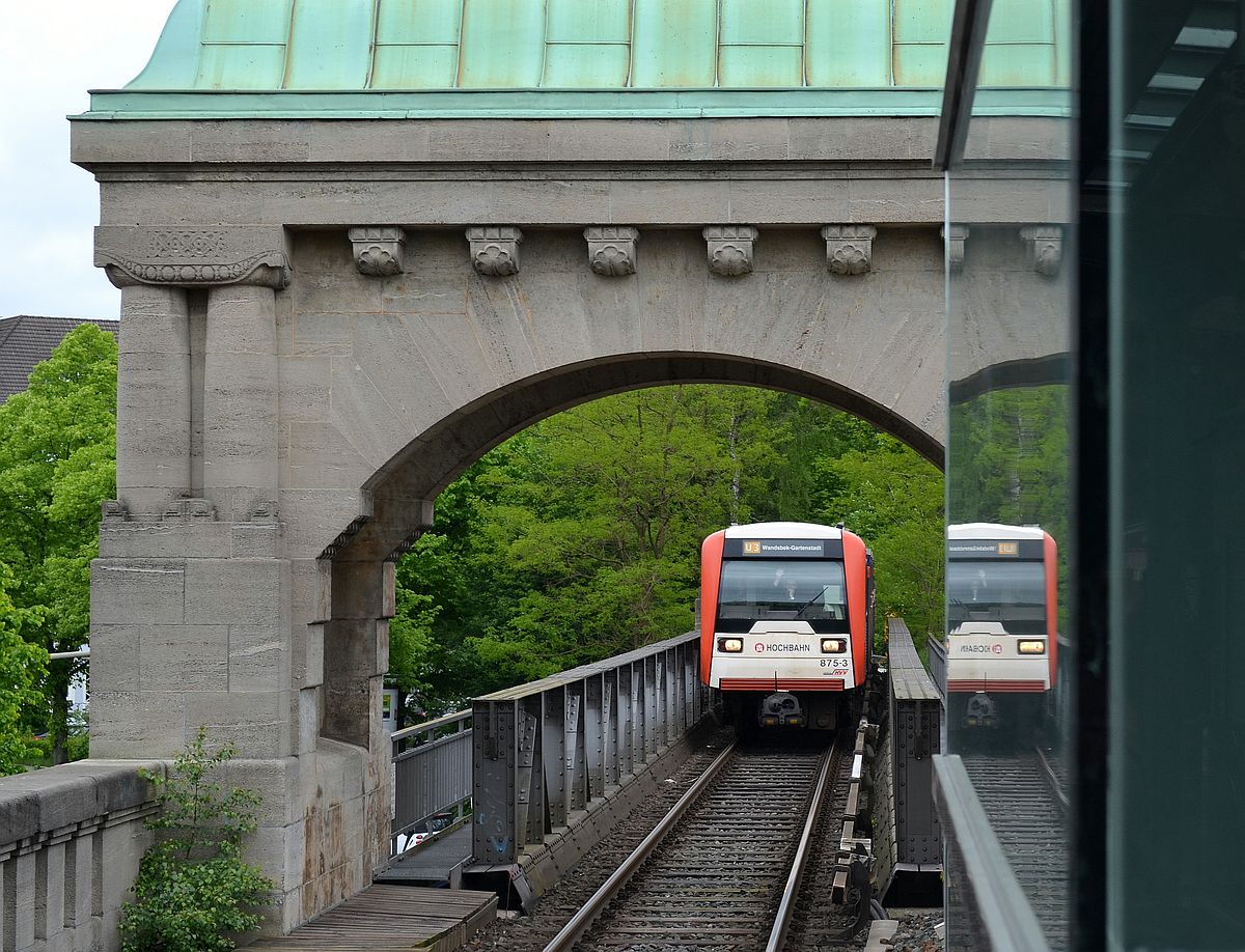 Schade, dass man den Torbogen am Hamburger U-Bahnhof  Kellinghusenstraße  seit Einbau des Fahrstuhls nur noch schwer abbilden kann. Dafür bieten sich neue Perspektiven... 11.5.2014