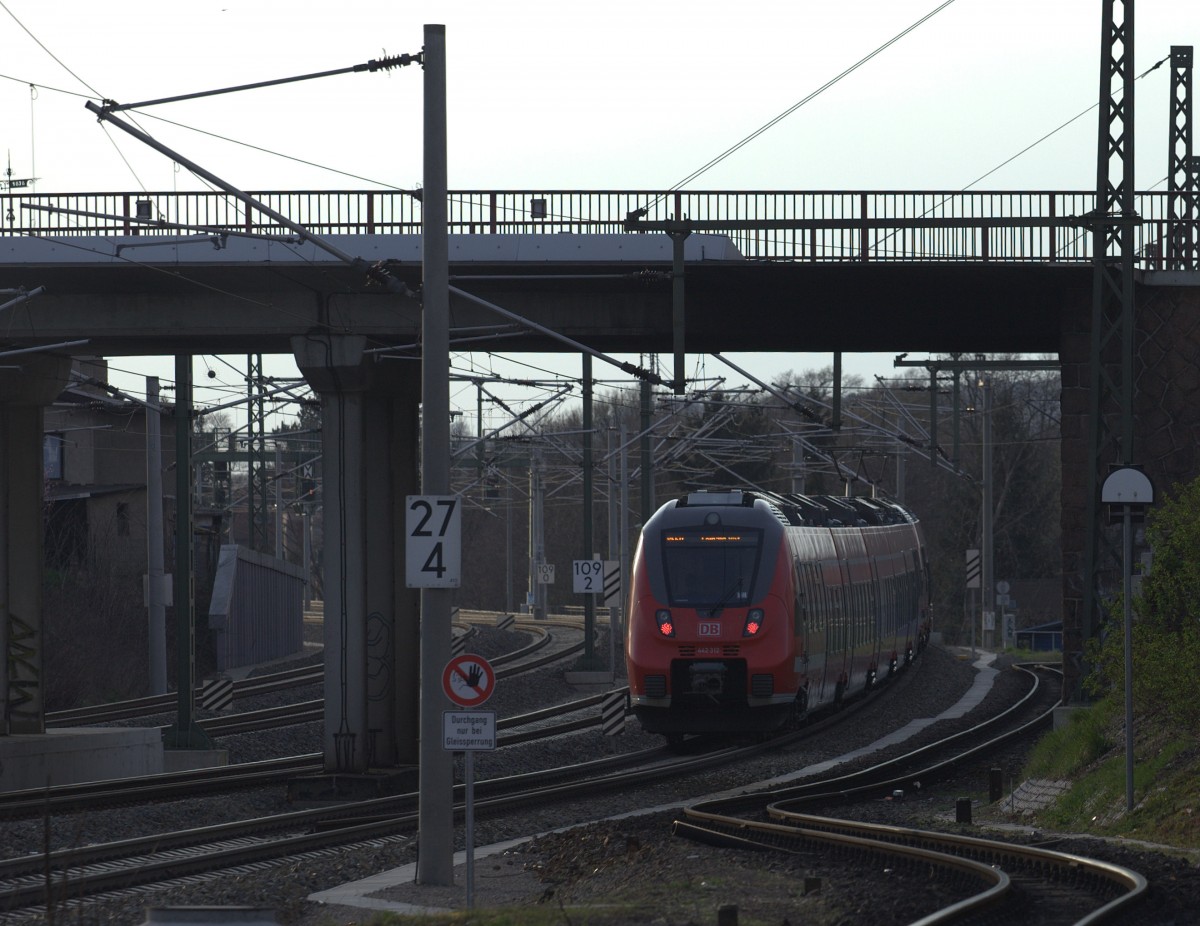 Schade für den Fotografen, heute ist der RE nach Leipzig pünktlich, so ist das gemeinsame Ablichten mit dem Lößnitzdackel wieder nicht möglich. 