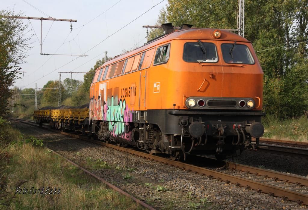 Schade, Herbstfarben sind sonst so schön, aber diese Schmiererei auf der BBL 17 gefällt mir gar nicht. Der kurze Bauzug war am 27.11.2014 um 10.08 Uhr in Westerkappeln - Velpe Richtung Osnabrück unterwegs. Nach meinen Recherchen dürfte es sich bei BBL 17 um die ehemalige 225099 der DB handeln.