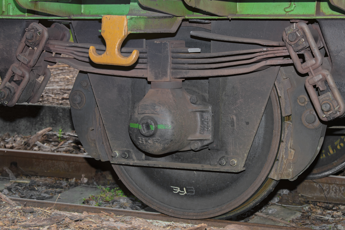 Schadwagen mit Blattfederbruch (zweiten Wagen erste Achse) auf der Ladestrasse des Bahnhofs Torgelow. Dieser wird demnächst vor Ort repariert. - 04.06.2014