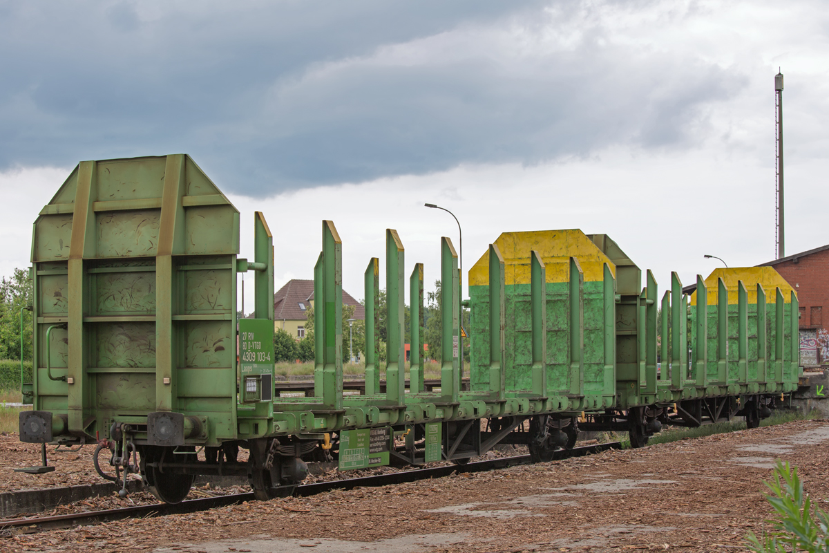Schadwagen mit Blattfederbruch (zweiten Wagen erste Achse) auf der Ladestrasse des Bahnhofs Torgelow. Dieser wird demnächst vor Ort repariert. - 04.06.2014