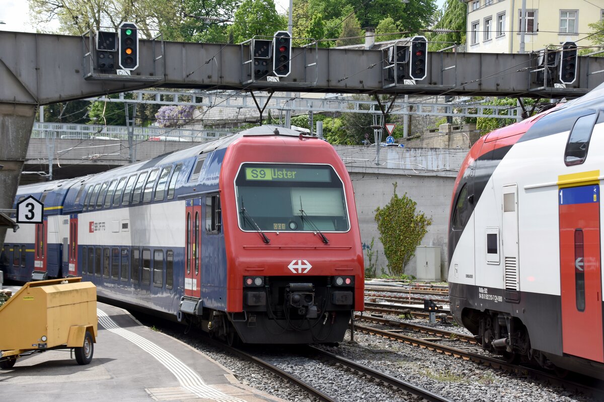SCHAFFHAUSEN (Kanton Schaffhausen), 12.05.2023, Doppelstock-Steuerwagen an Zug 450 001 der SBB/CFF/FFS als S9 (S-Bahn Zürich) nach Uster bei der Ausfahrt aus Schaffhausen