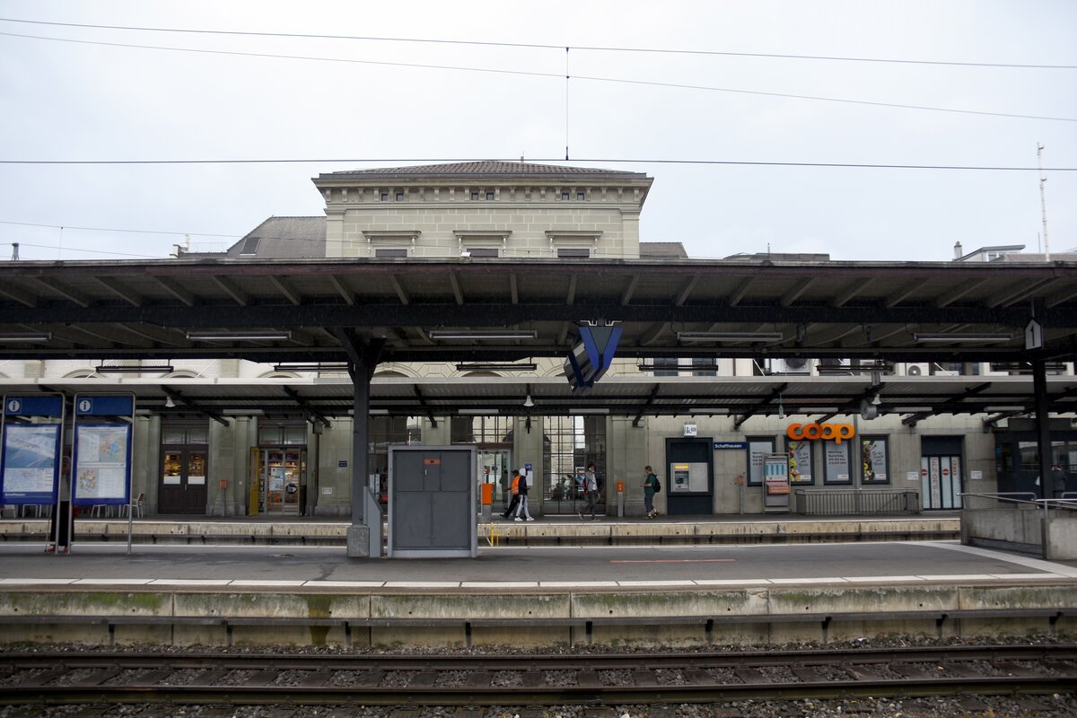 SCHAFFHAUSEN (Kanton Schaffhausen), 16.09.2021, Blick vom Bahnsteig auf das Bahnhofsgebäude