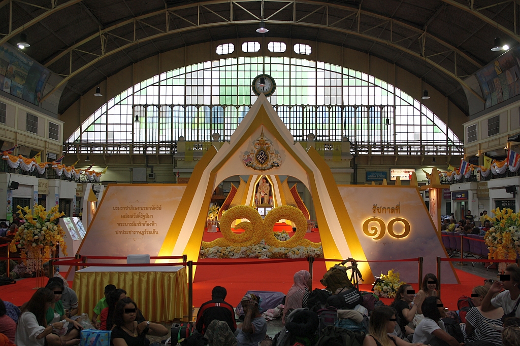 Schalterhalle des Bahnhof Hua Lamphong am Abend des 15.Mai 2019.