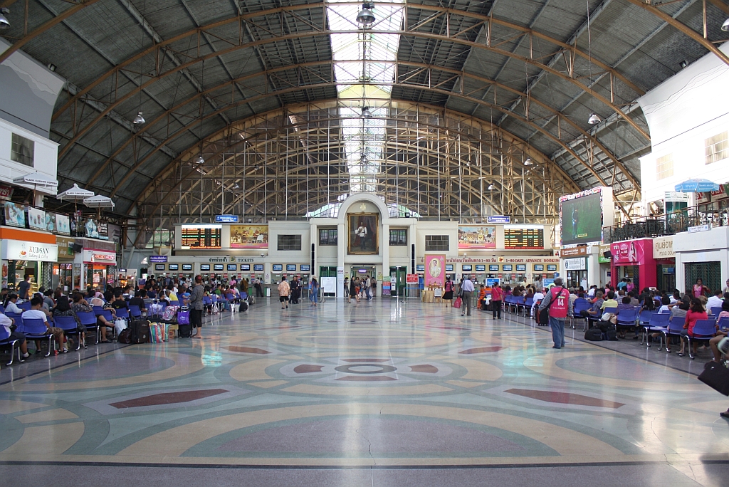 Schalterhalle des Bf. Hua Lamphong am 28.Mai 2013.