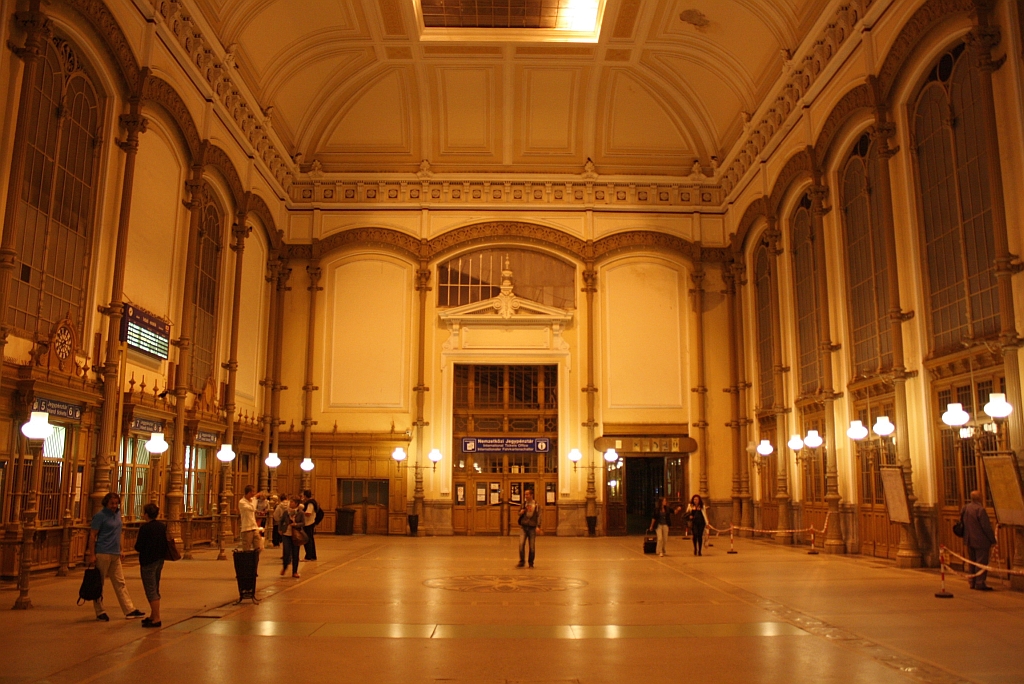 Schalterhalle des budapester Bahnhofes Nyugati am Abend des 06.September 2013.