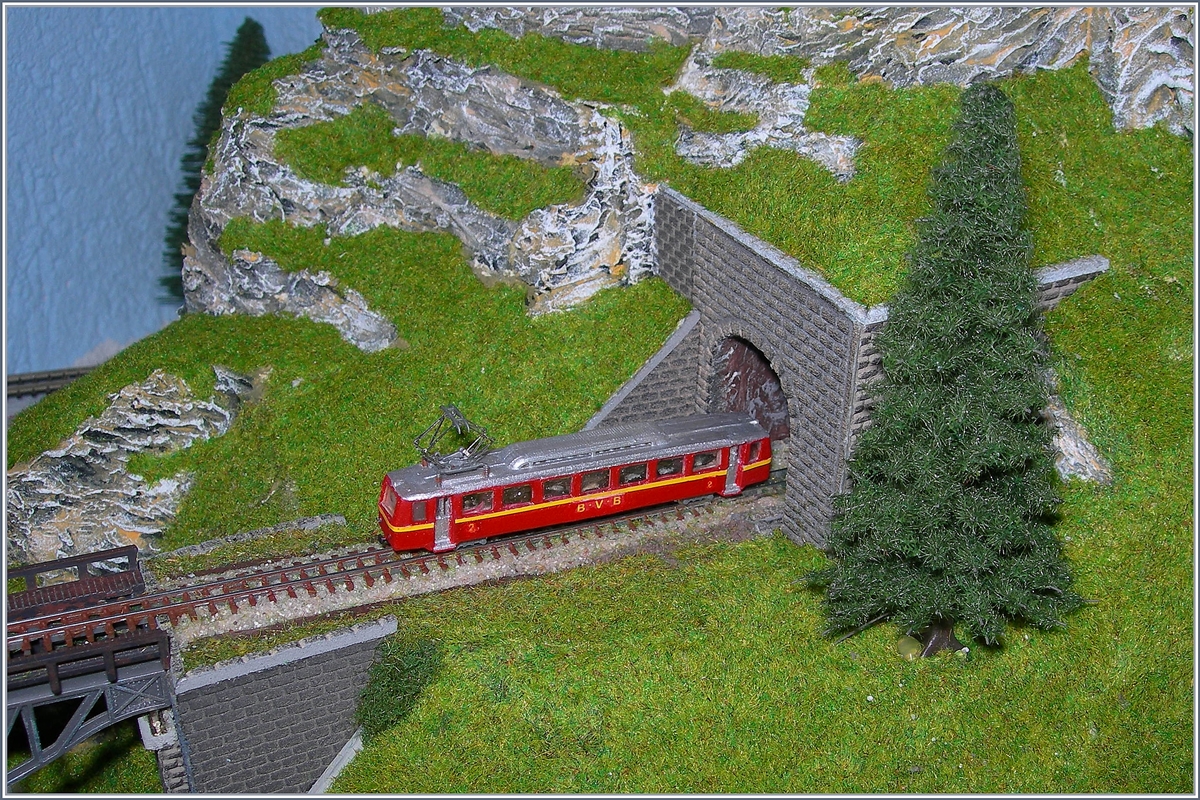 Schamlspurbahn in Kleinformat, wenn auch nicht ganz vorbildlich: der BVB BDeh 2/4 als Ze Bhe 2/4 Massstab 1:220 auf 3 mm Spur auf meiner Z Spur Anlage.
10. Dez. 2016

