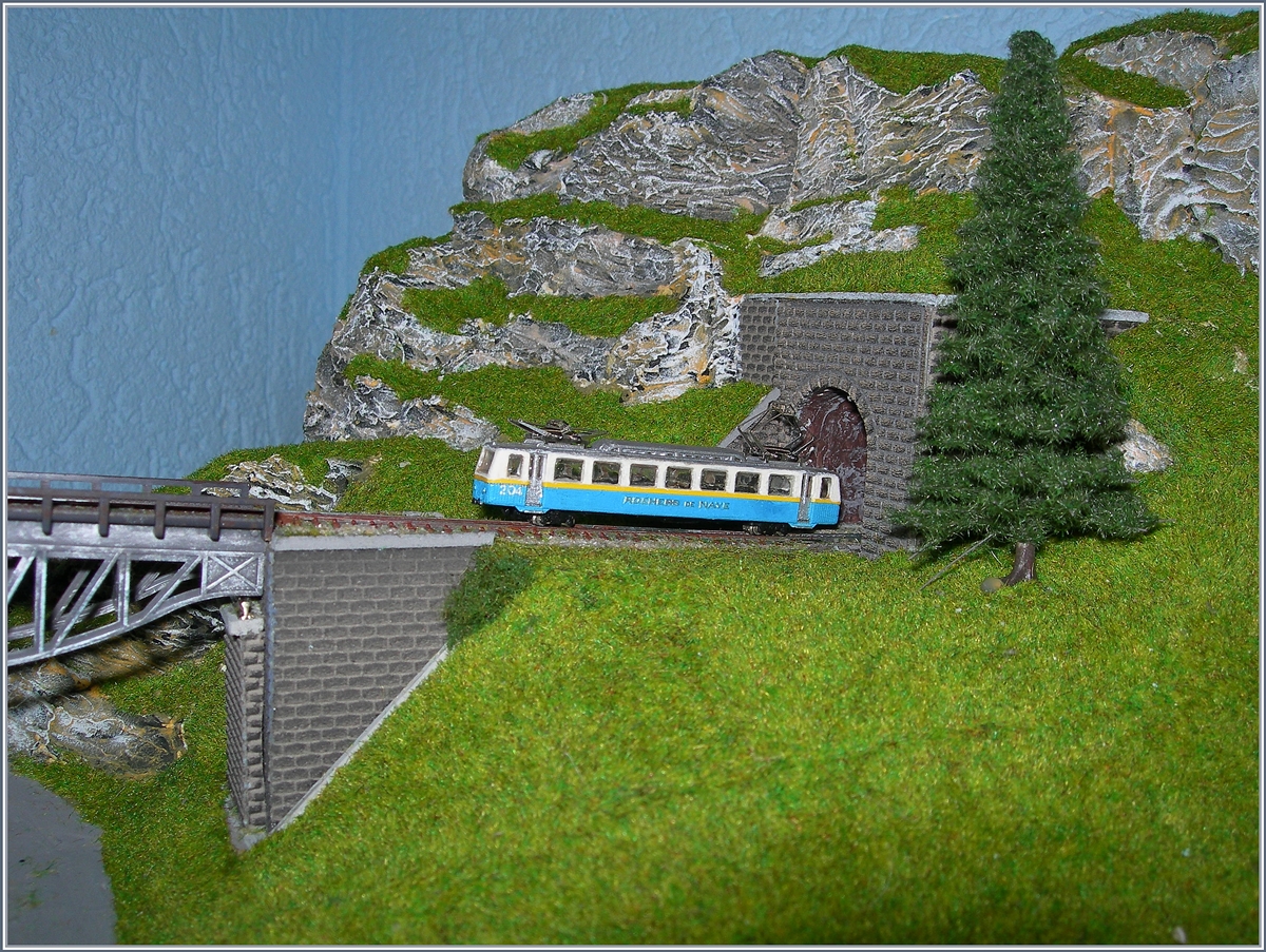 Schamlspurbahn in Kleinformat: Ze Bhe 2/4 204 im Massstab 1:220 auf 3 mm Spur auf meiner Z Spur Anlage.
10. Dez. 2016