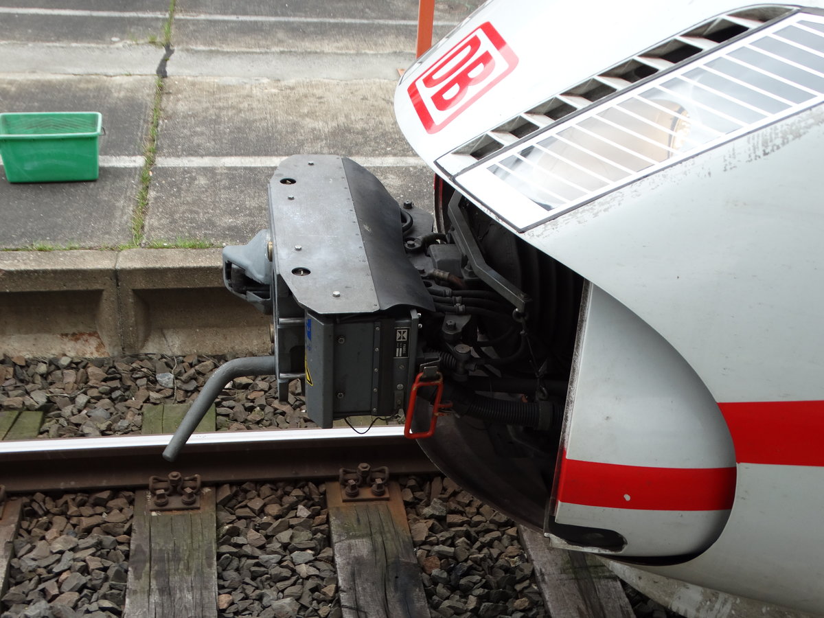 Scharfenbergkupplung eines DB Fernverkehr ICE 3 (403 xxx) am 18.02.17 in Frankfurt am Main Hbf