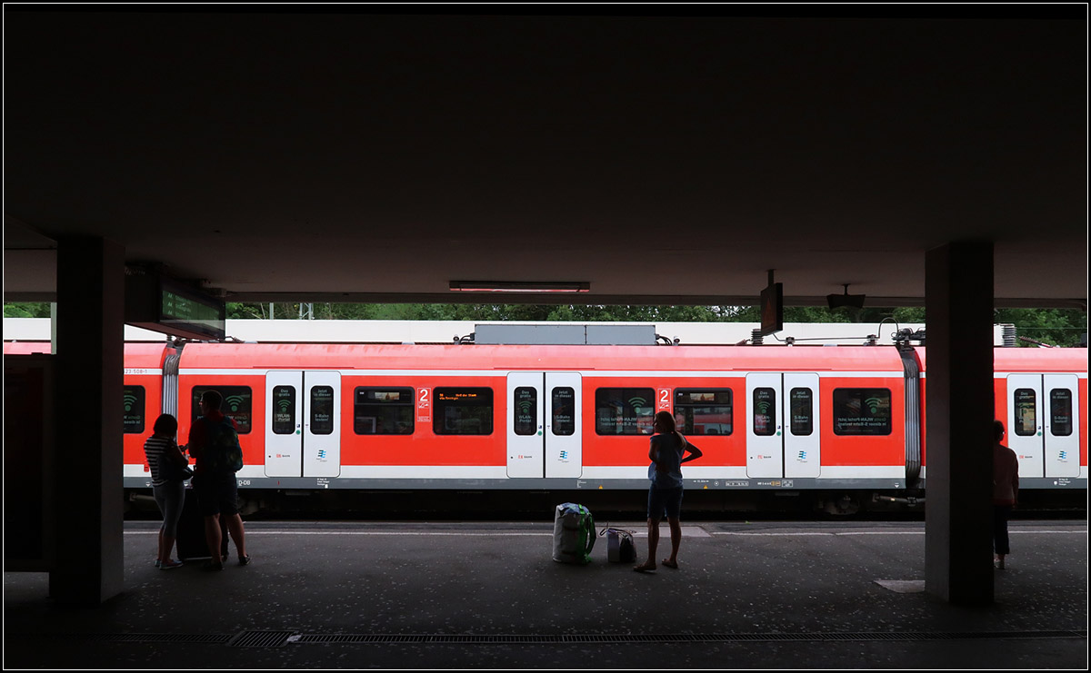 Schattenspendend -

... das Bahnsteigdach an Gleis 1 in in Leonberg.

04.08.2017 (M)
