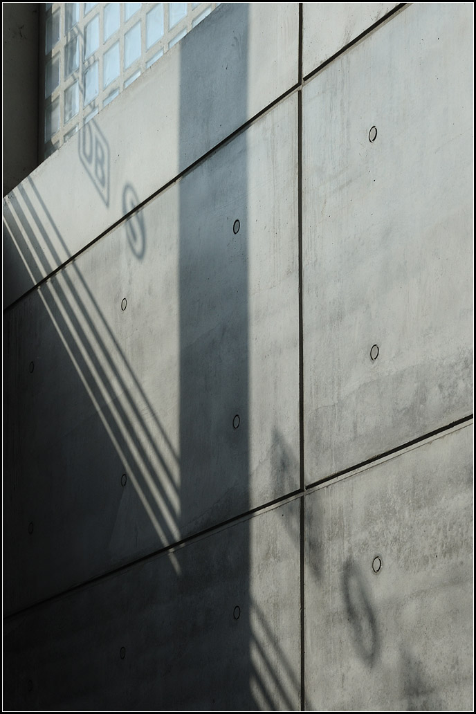 Schattenspiel auf Sichtbeton.

Architekturimpressionen Bahnhof Leipzig Wilhelm-Leuschner-Platz.

27.08.2017 (J)