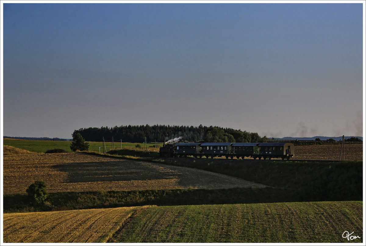 Schattenspiele der 92.2271 auf dem Weg von Schwarzenau nach Zwettl. 
Gerotten 15.8.2013