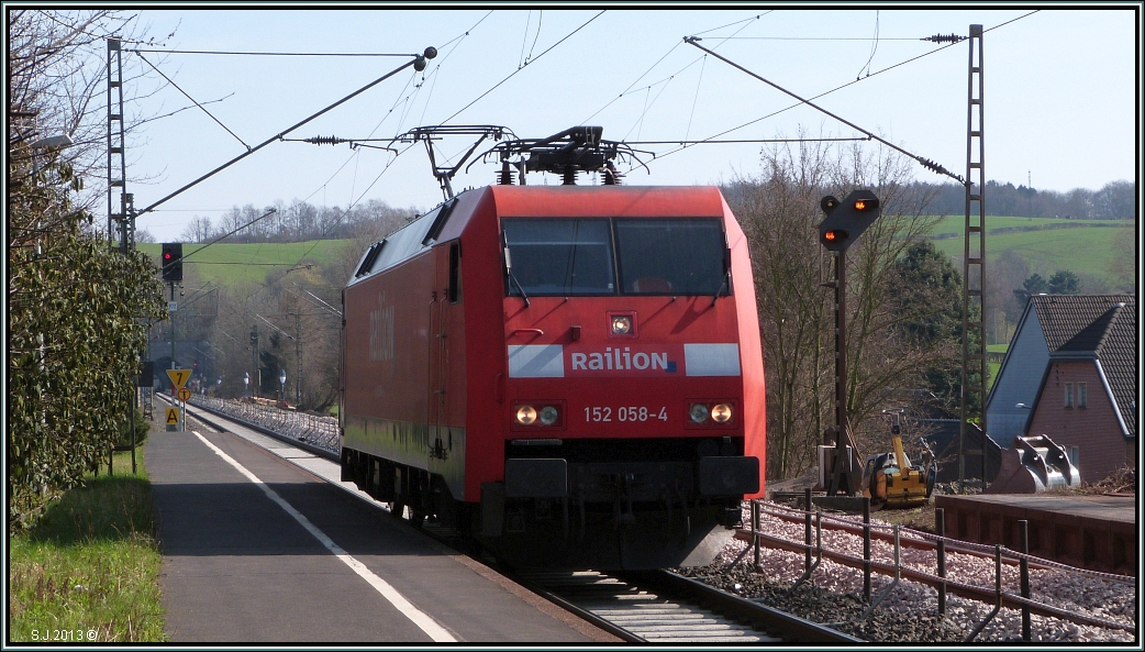 Schattenspiele,die 152 058-4 bei der Durchfahrt am Eilendorfer Haltepunkt.
Szenario vom Mrz 2012.
