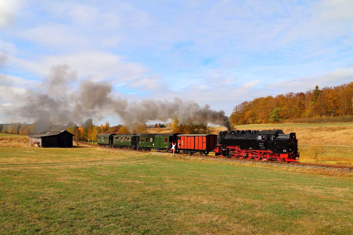 Scheinanfahrt von 99 234 mit IG HSB-Sonder-PmG am 20.10.2018 am allseits bekannten Fotostandort  Scheune , Fahrtrichtung Alexisbad, kurz hinter Stiege. (Bild 3)