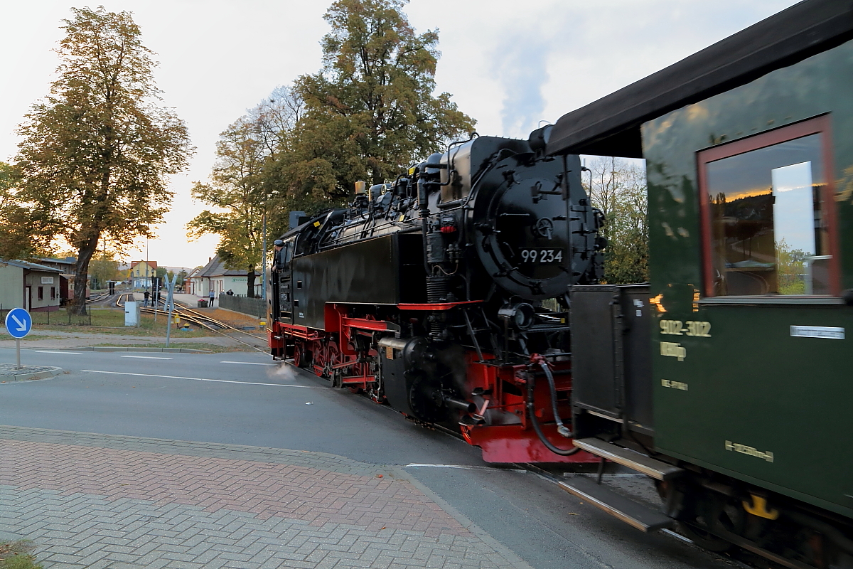 Scheinanfahrt von 99 234 mit IG HSB-Sonderzug am 20.10.2018, kurz vor Erreichen des Bahnhofes Gernrode. (Bild 2) Der Zug überquert nun zügig den Bahnübergang und kommt kurz darauf am Bahnsteig zum Stehen, wo die heutige Fahrt endet.